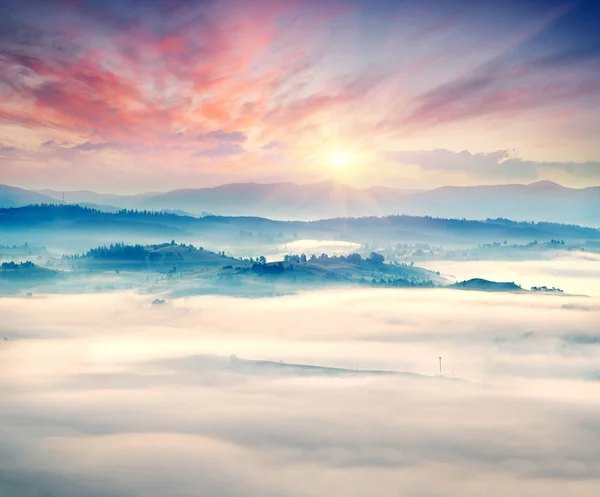 Mlhavé svítání v Karpatských horách — Stock fotografie