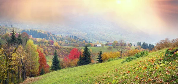 Bergdorp in de herfst — Stockfoto