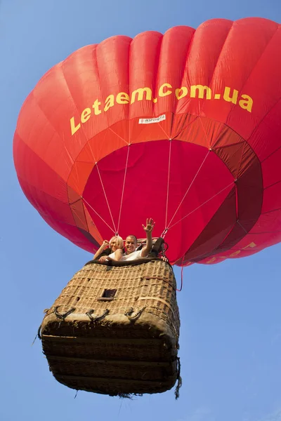 Flygande av romantiska födelsedag ballong — Stockfoto