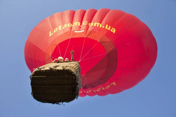 Flygande av romantiska födelsedag ballong — Stockfoto