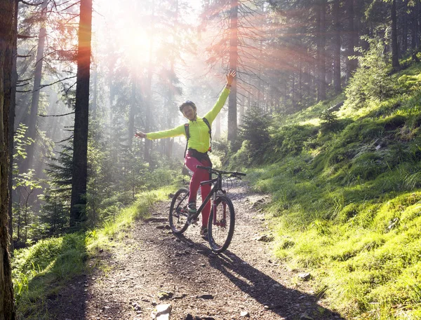 Mann radelt in Bergen mit Sonnenstrahlen — Stockfoto
