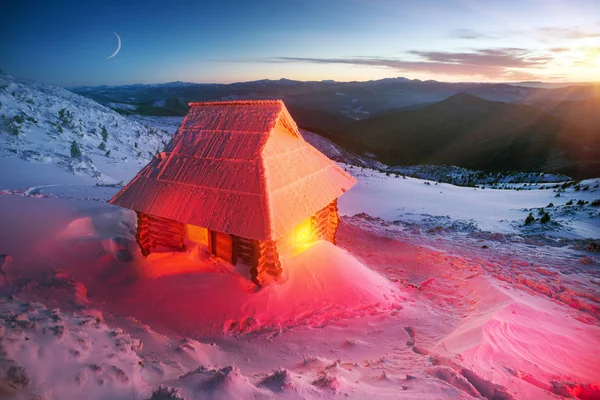 Cabaña alpina en Navidad — Foto de Stock