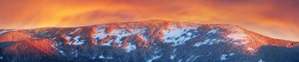 Amanecer helado en las montañas de los Cárpatos —  Fotos de Stock