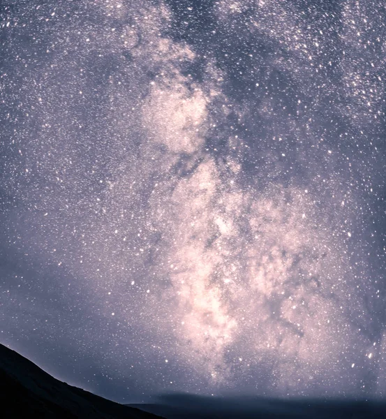 Зоряне небо над землею мальовниче — стокове фото
