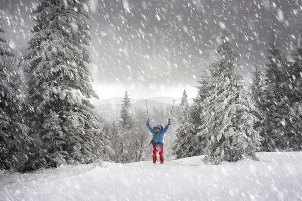 冬カルパティア山脈に雪の旅 — ストック写真