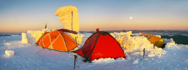 Goverla yeni yıl tatile kutlayan dağcılar mount — Stok fotoğraf