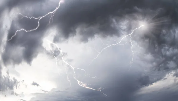 Puesta y salida del sol en el cielo — Foto de Stock