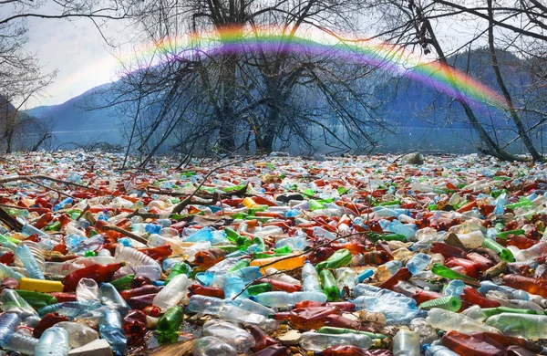 Botellas en la montaña del embalse —  Fotos de Stock