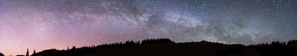 Cielo estrellado sobre la tierra escénica — Foto de Stock