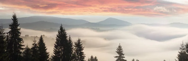 Nascer do sol nas montanhas dos Cárpatos — Fotografia de Stock