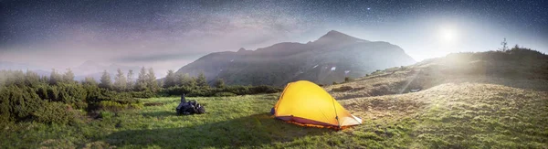 Tent in the Carpathian Mountains — Stock Photo, Image