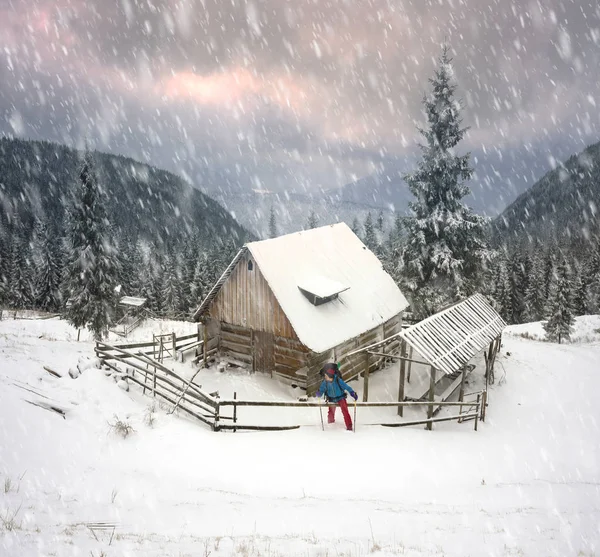 偏僻的房子里，冬天的暴风雪 — 图库照片