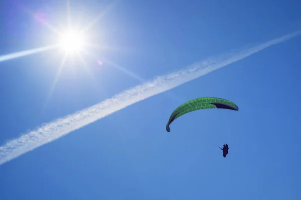 Güneşin altında hava yamaç paraşütü — Stok fotoğraf