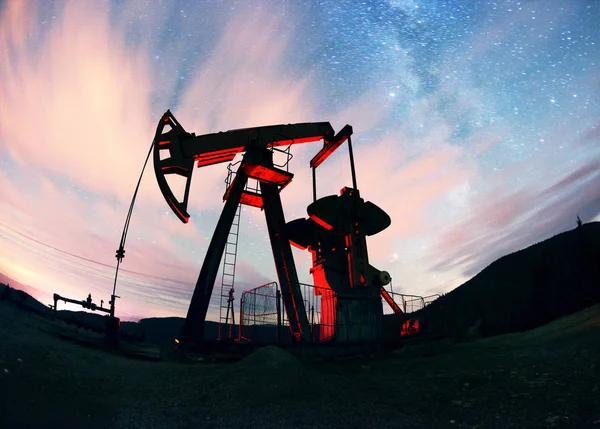 Oliepomp op een berg in de Karpaten — Stockfoto