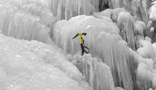 Picador de gelo na queda de gelo — Fotografia de Stock