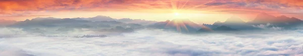 Туманний sunrise в Карпатах — стокове фото