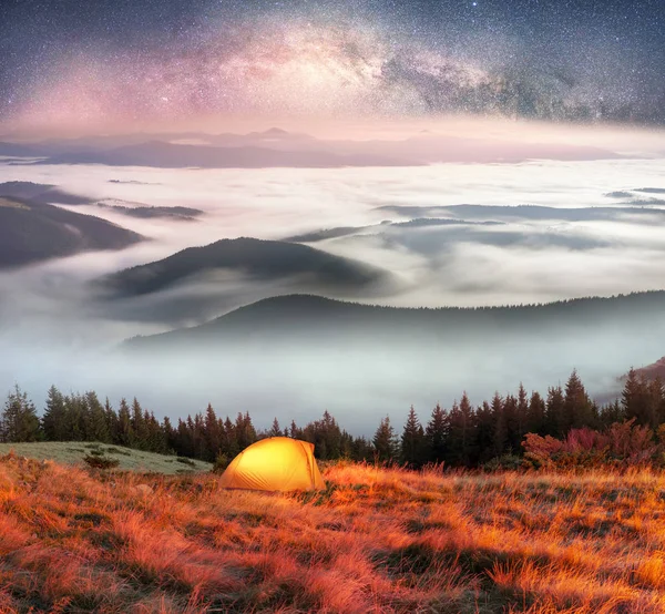 Nebbia nelle montagne d'autunno — Foto Stock