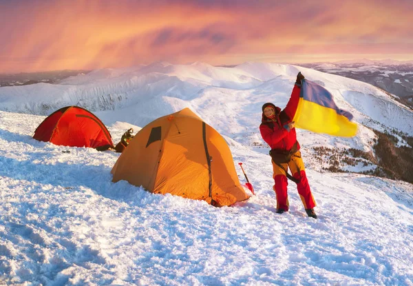 Persona con Bandera de Ucrania en el monte Goverla — Foto de Stock