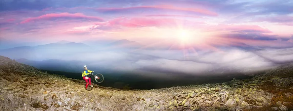 Ciclista en las montañas de otoño — Foto de Stock
