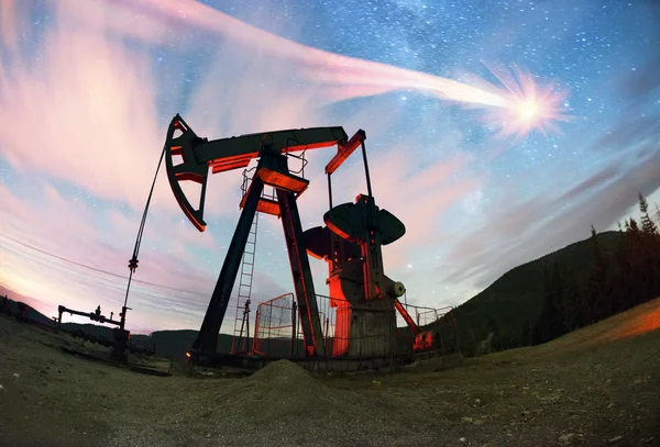 Oil pump on a mountain in the Carpathians — Stock Photo, Image