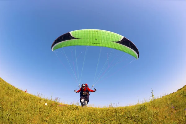 Flyg skärmflygning under solen — Stockfoto