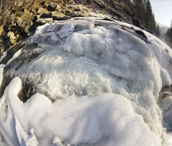 Cascada en el río en invierno — Foto de Stock