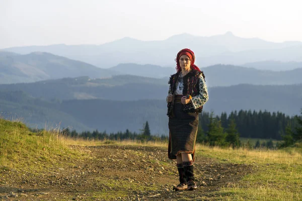 Menina em vestido tradicional posando em montanhas — Fotografia de Stock