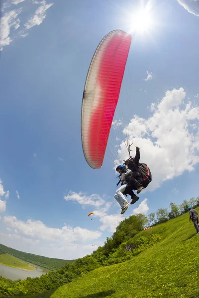 Parapente esporte no céu — Fotografia de Stock