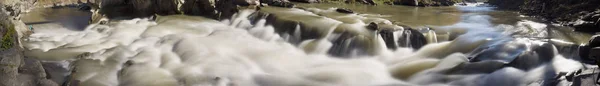 Водопад Яремче после сильных дождей — стоковое фото