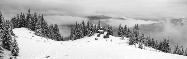 Kloster på en snöig berg — Stockfoto