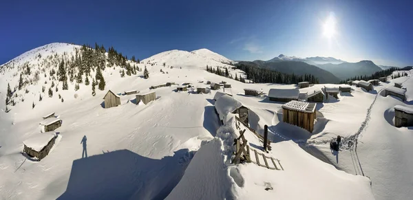 Casas cubiertas de nieve en los Cárpatos —  Fotos de Stock