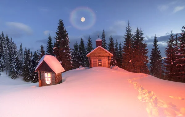 Église solitaire dans les montagnes sauvages . — Photo