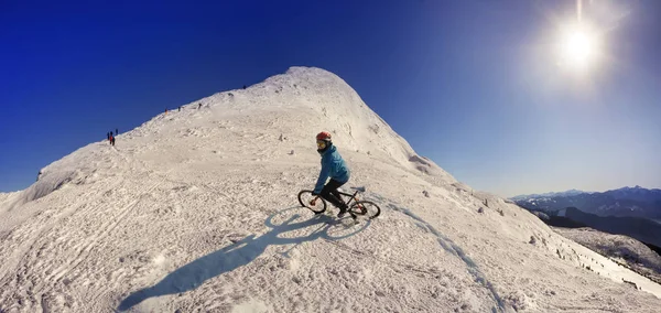 Extreme cyclist on Goverla mount — Stock Photo, Image