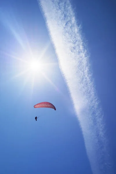 Güneşin altında hava yamaç paraşütü — Stok fotoğraf