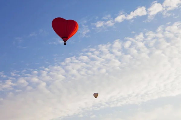Flug eines romantischen Geburtstagsballons — Stockfoto