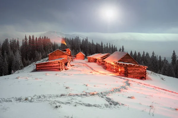 Hütten auf dem Hintergrund der Tschernogora — Stockfoto