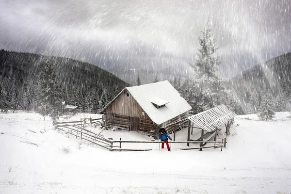 겨울 눈보라에 외로운 집 — 스톡 사진
