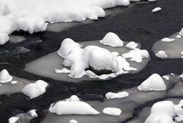 冬のカルパティア川 — ストック写真