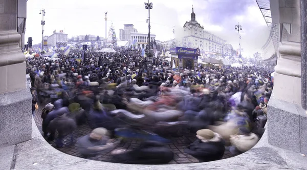Stroom van mensen op Maidan — Stockfoto