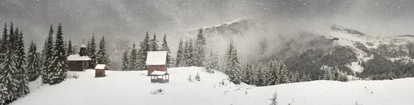 Monastère sur une montagne enneigée — Photo