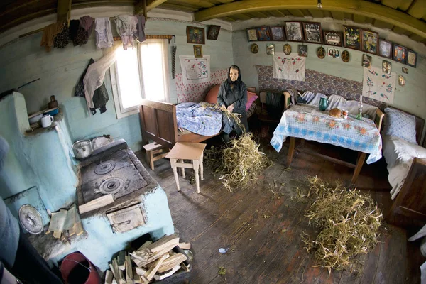 La Gutsulka dans une vieille maison — Photo