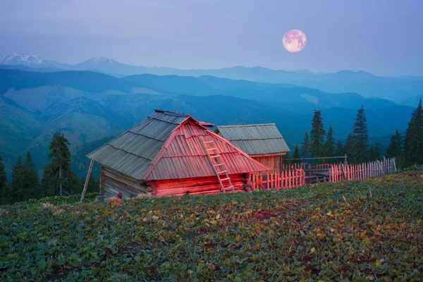 Casa mágica en las montañas —  Fotos de Stock