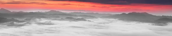 Mistige zonsopgang in de Karpaten — Stockfoto