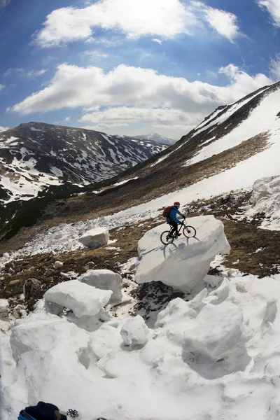 Coureur en avalanche dans les Carpates — Photo