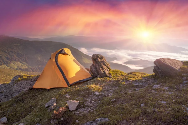 Tält i färgglada bergen — Stockfoto