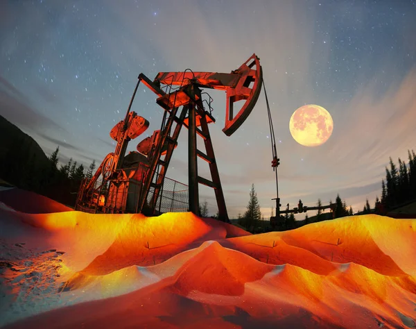 Bomba de aceite en una montaña en los Cárpatos — Foto de Stock