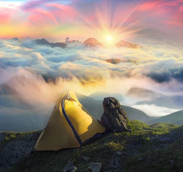 Tente dans les montagnes colorées — Photo