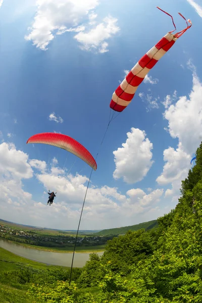 Parapente esporte no céu — Fotografia de Stock