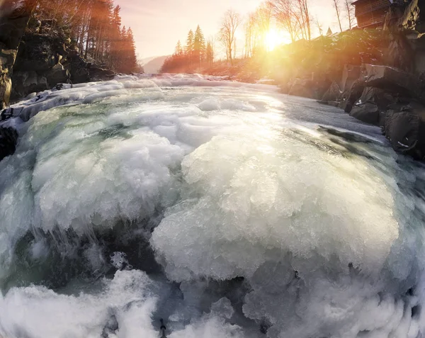 Cachoeira no rio no inverno — Fotografia de Stock