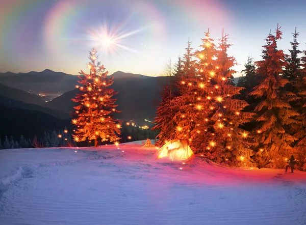 Schneebedecktes Zelt in den Bergen beleuchtet — Stockfoto